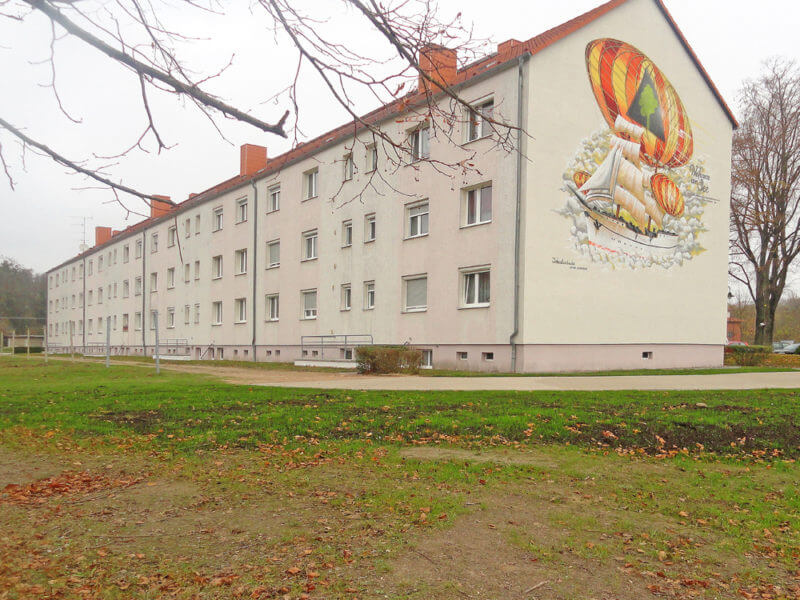 Lindenweg in Hennickendorf, das Aufbauschiff vom Künstler Felix Seliger-Büssow schmückt den Giebel