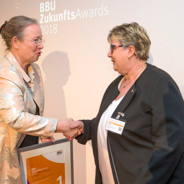 BBU Genossenschaftstage Preisverleihung, Gratulation von Frau Kern an Frau Göring