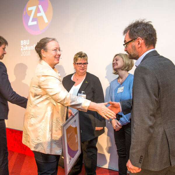 BBU Genossenschaftstage Preisverleihung, Gratulation von Frau Kern an Herrn Wessel mit Überreichung des 1. Preises