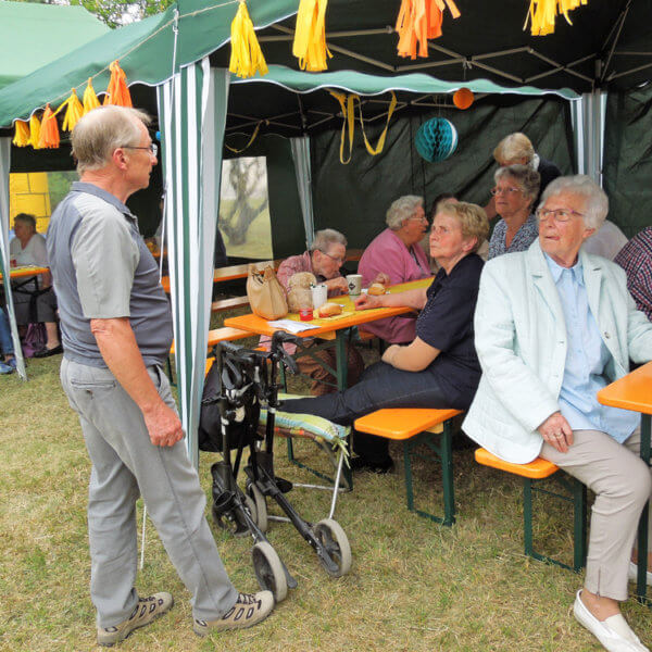 Mieterfest Hennickendorf, Herr Böhme bei den Bewohnern