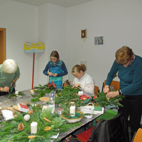 Weihnachtsbasteln bei der Volkssolidarität am 27.11.2019