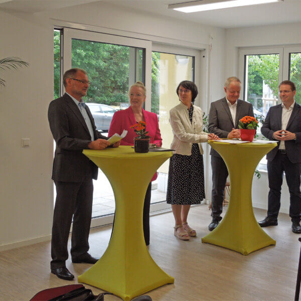 Übergabe Siegel "Gewohnt gut - fit für die Zukunft, Vorstellung des Objekts durch Frank Wessel, mit auf dem Foto sind Maren Kern (BBU), Kathrin Mölneck (BBU), Stefan Bruch (MIL) und Matthias Brauner (BBU)