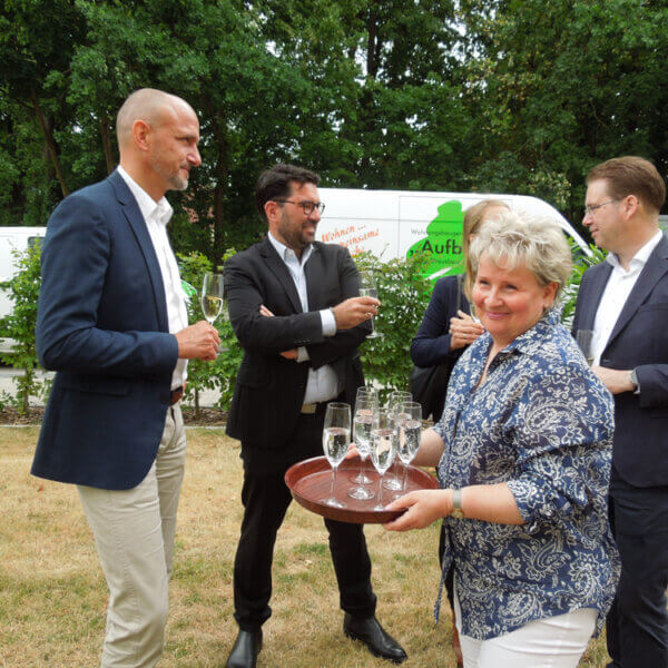 Übergabe Siegel "Gewohnt gut - fit für die Zukunft, beim Gläschen Sekt oder Wasser