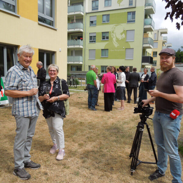 Übergabe Siegel "Gewohnt gut - fit für die Zukunft, beim Fototermin, im Vordergrund Klaus-Peter und Karin Weinzierl