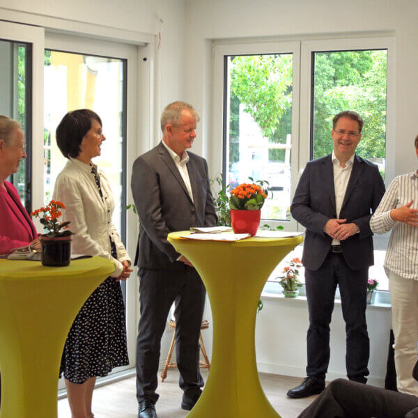 Übergabe Siegel "Gewohnt gut - fit für die Zukunft, Einordnung des Projekts durch Elke Stadeler (Strausbergs Bürgermeisterin), mit auf dem Foto sind Maren Kern (BBU), Kathrin Mölneck (BBU), Stefan Bruch (MIL) und Matthias Brauner (BBU)